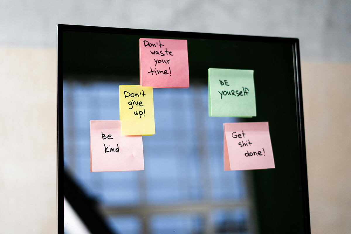 desktop with post-it notes on it that say 'don't waste your time' and don't give up'